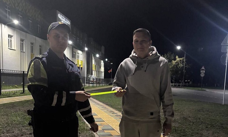 Сотрудники ГАИ продолжают раздавать фликеры жителям Лунинецкого района!