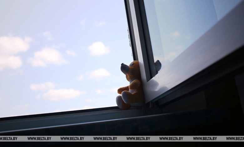 Трехлетняя девочка выпала из окна на пятом этаже в Кобрине