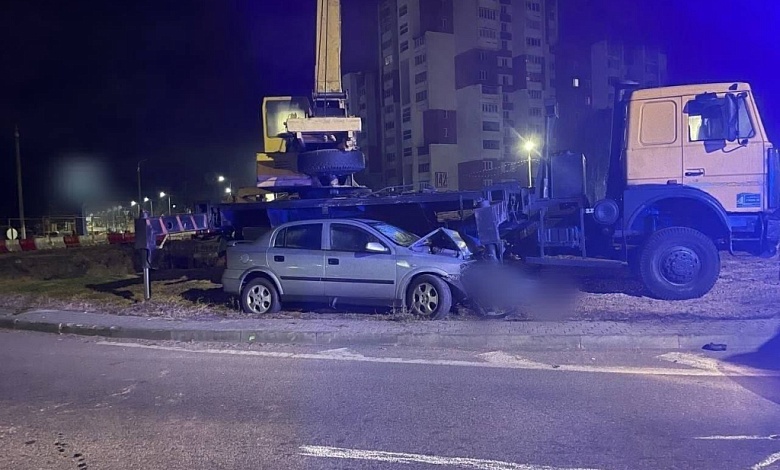 В Пинске пьяный водитель влетел на машине в автокран