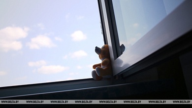 Трехлетняя девочка выпала из окна на пятом этаже в Кобрине