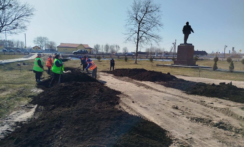 В Микашевичах ﻿работники ЖКХ проводят работы по озеленению 