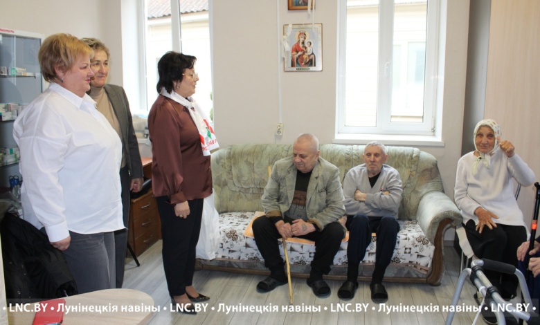 В Лунинце навестили бабушек и дедушек в отделении круглосуточного пребывания