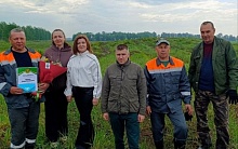 Поздравления с юбилеем принимает Вадим Кульгун, работник Лунинецкого лесхоза