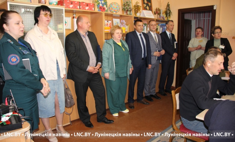 Депутаты побывали в гостях в Лунинецком ТЦСОН