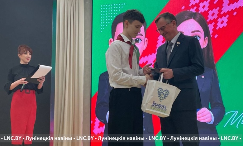 Дмитрий Городецкий и Александр Савина вручили паспорта юным патриотам в Лунинце