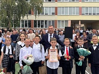Много ДЕТЕЙ! Две торжественные линейки провели в СШ №2 Лунинца 