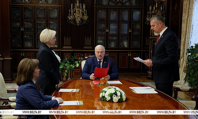 Лукашенко: Это ПОСЛЕДНИЙ шанс для вас! Я больше с вами разговаривать не буду! // Кадровый день