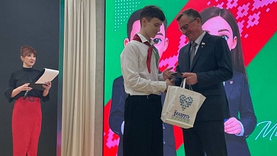 Дмитрий Городецкий и Александр Савина вручили паспорта юным патриотам в Лунинце