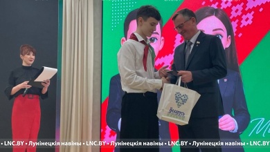 Дмитрий Городецкий и Александр Савина вручили паспорта юным патриотам в Лунинце