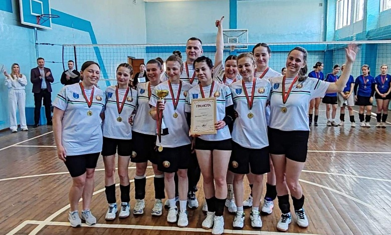 Красота спорта! Кто из девчат в Лунинецком районе лучше всех играет в волейбол