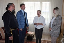 В Микашевичах накануне Дня Победы с праздником поздравляют жителей, чье детство опалила война