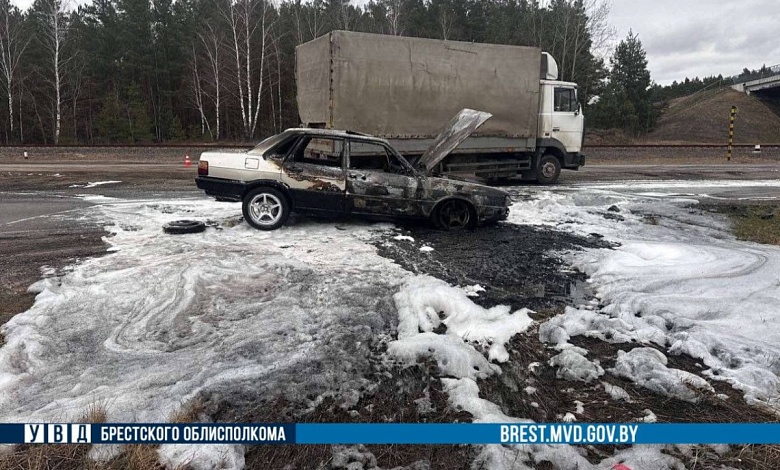 Audi сгорела прямо на автотрассе в Брестской области