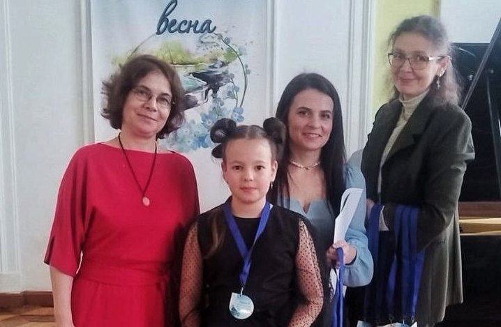Вернулись с победой: юные пианистки из Микашевичей покорили «Пинскую весну»