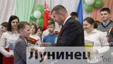 Паспорта в День Конституции получили школьники из Лунинецкого района