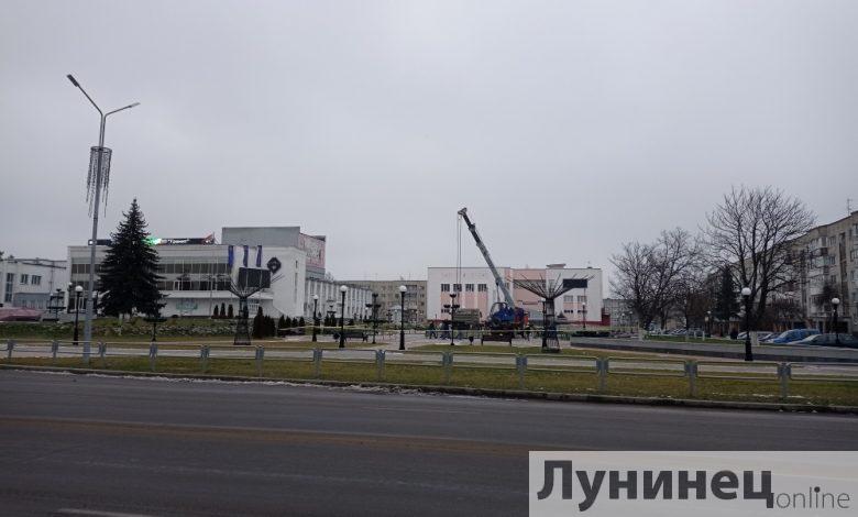 Фотофакт. В Микашевичах приступили к монтажу городской елки