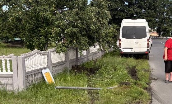 Маршрутка снесла дорожный знак в Микашевичах