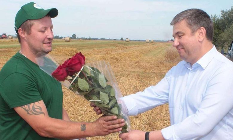 Юрий Шулейко поздравил первого в области водителя-двухтысячника на уборке урожая