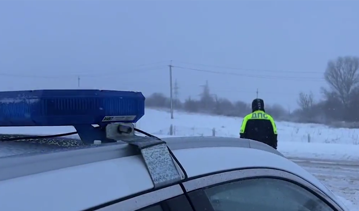 На дорогах Брестской области организовали посты ГАИ с тяжелой техникой для буксировки застрявших авто