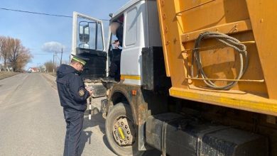 Сотрудники ГАИ отрабатывают грузовой транспорт в Лунинецком районе