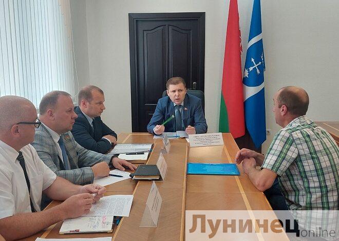 Фотофакт: Сергей Сивец проводит приём граждан в Лунинце