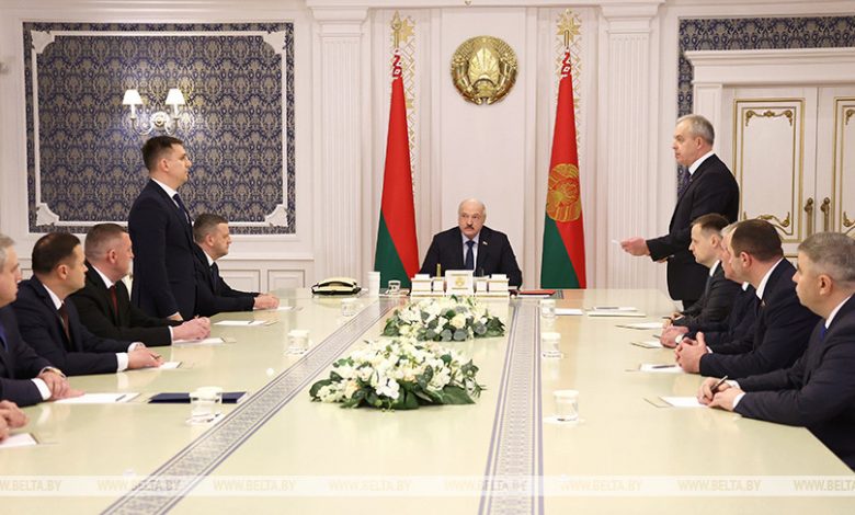 Лукашенко — руководителям местной вертикали: дайте экономику, а все остальное за мной