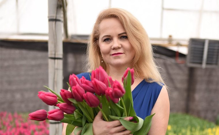 Лунинчанка Марина Кузьменчук не первый год выращивает тюльпаны на своем подворье