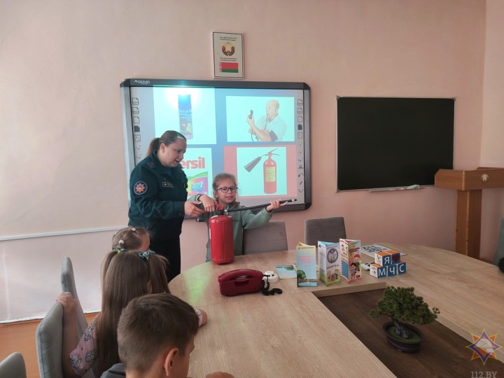 Спасатели устраивают увлекательные занятия для детей в Лунинецком районе