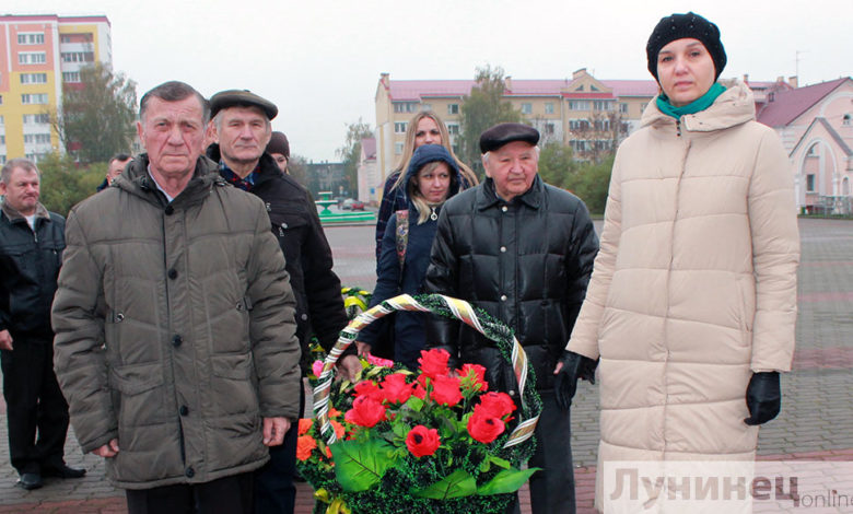 Церемония возложения венков прошла на площади Ленина в Лунинце