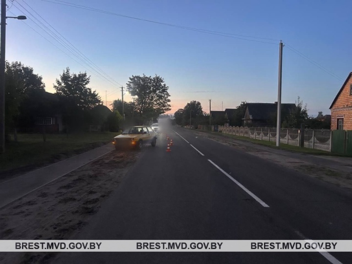 Под колеса автомобиля попал житель Лунинецкого района