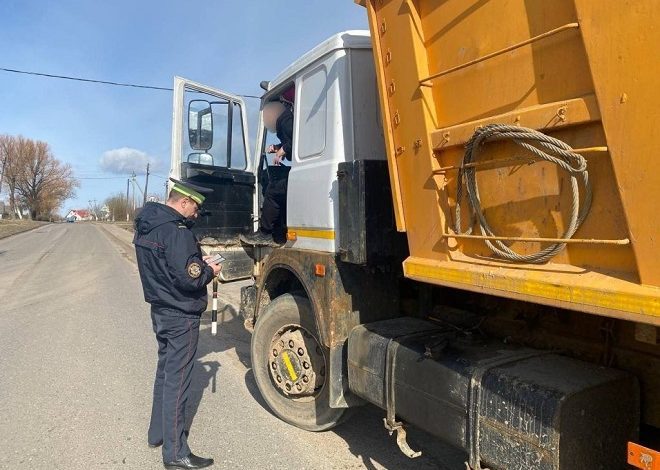 Сотрудники ГАИ отрабатывают грузовой транспорт в Лунинецком районе