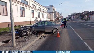 Бесправник протаранил ограждение на центральной улице Пинска