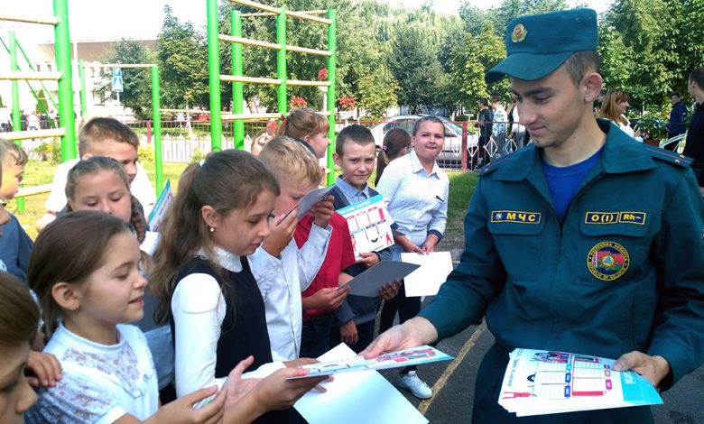 Лунинецкие спасатели продолжают рассказывать учащимся о правилах безопасности