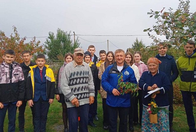 Фотофакт: молодёжь помогает пожилым людям в Лунинецком районе