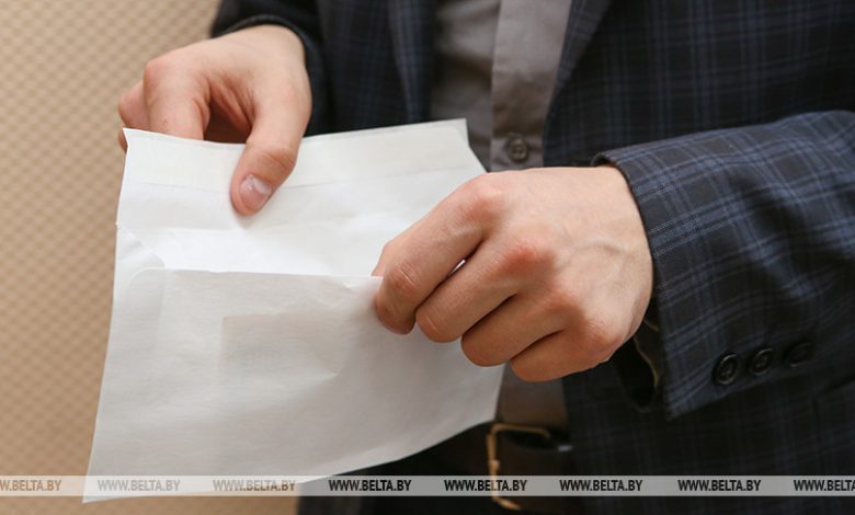 Руководитель фермерского хозяйства в Брестской области выдавал зарплаты в конверте