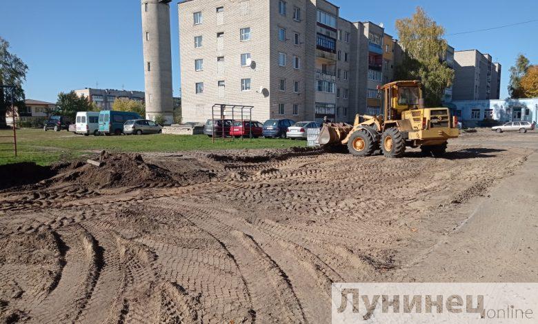 Еще на одну дворовую автопарковку в Микашевичах станет больше