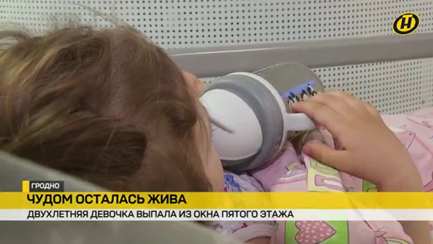 Чудом осталась жива! Двухлетняя девочка выпала из окна пятого этажа и проведет в больнице пару недель