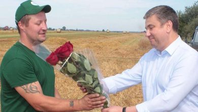 Юрий Шулейко поздравил первого в области водителя-двухтысячника на уборке урожая