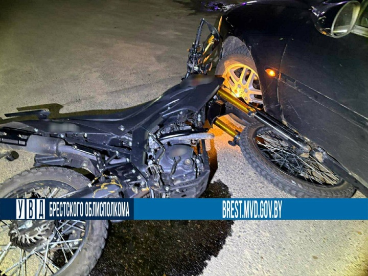 Подростки разбились на мотоцикле в Ивановском районе. Они в реанимации