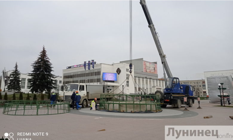 В Микашевичах на площади Дворца культуры РУПП «Гранит» начался монтаж городской елки