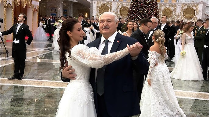 Лукашенко ТАНЦУЕТ ВАЛЬС на балу во Дворце Независимости!