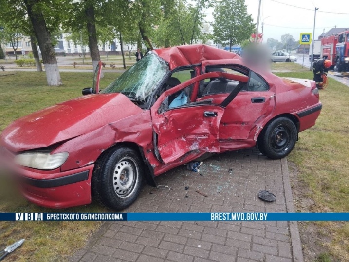 Автобус смял легковушку в Столине