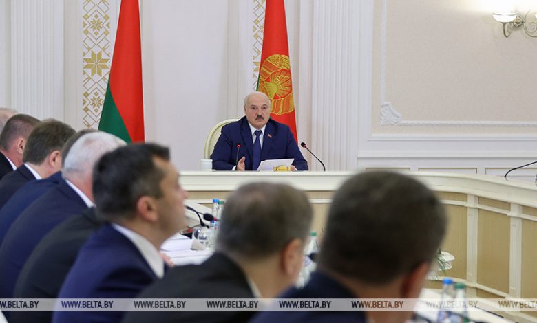 Лукашенко: местной вертикали хватит витать в облаках и ждать указаний из центра