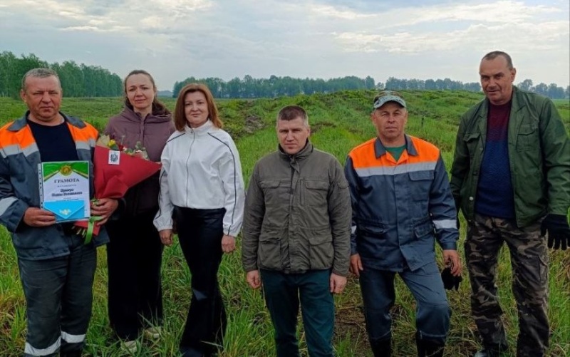 Поздравления с юбилеем принимает Вадим Кульгун, работник Лунинецкого лесхоза