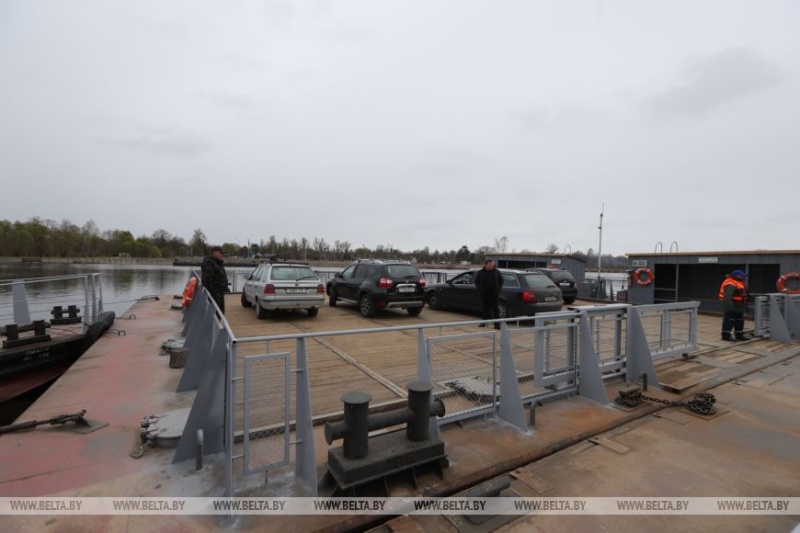 "Мужики, ну очень надо на другой берег!" Переправа через Припять, которая объединяет два района