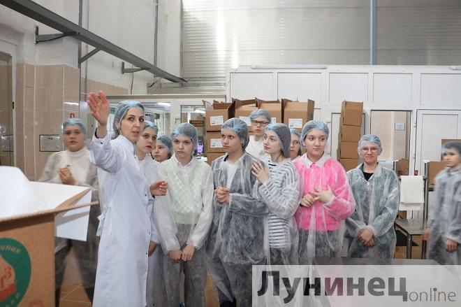 Профориентация: экскурсию провели по Лунинецкому молочному заводу