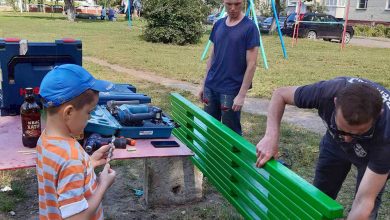 В Лунинце жители многоквартирного дома своими силами установили скамейку