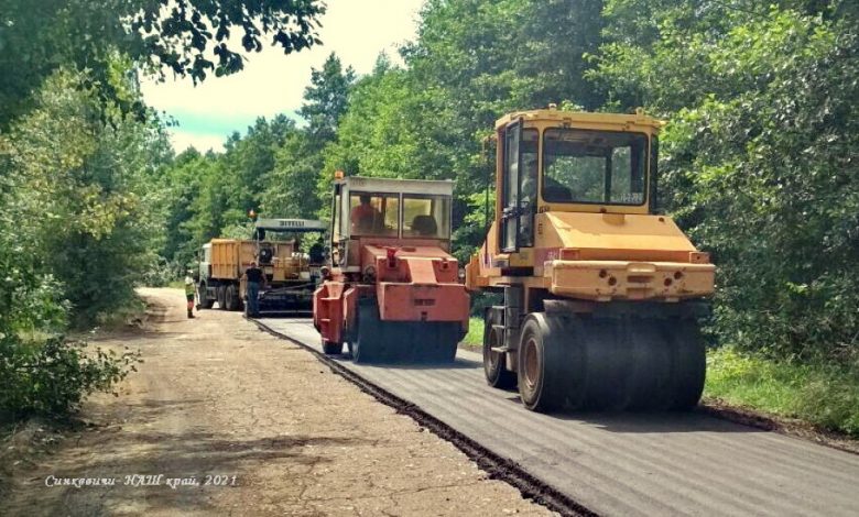Фотофакт. В Мокрово начались работы по укладке асфальта