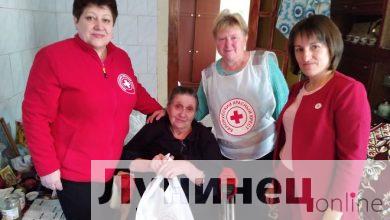 Волонтёры Красного Креста поздравили своих подопечных в Лунинецком районе