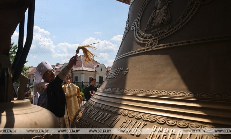ФОТОФАКТ: Митрополит Минский и Заславский Вениамин освятил самый большой в Беларуси колокол