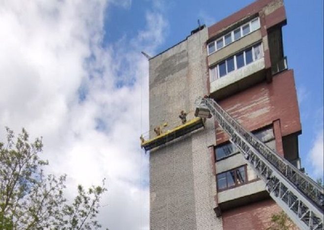 В Бресте работники МЧС спасли двух мужчин, застрявших на уровне 10 этажа (видео)